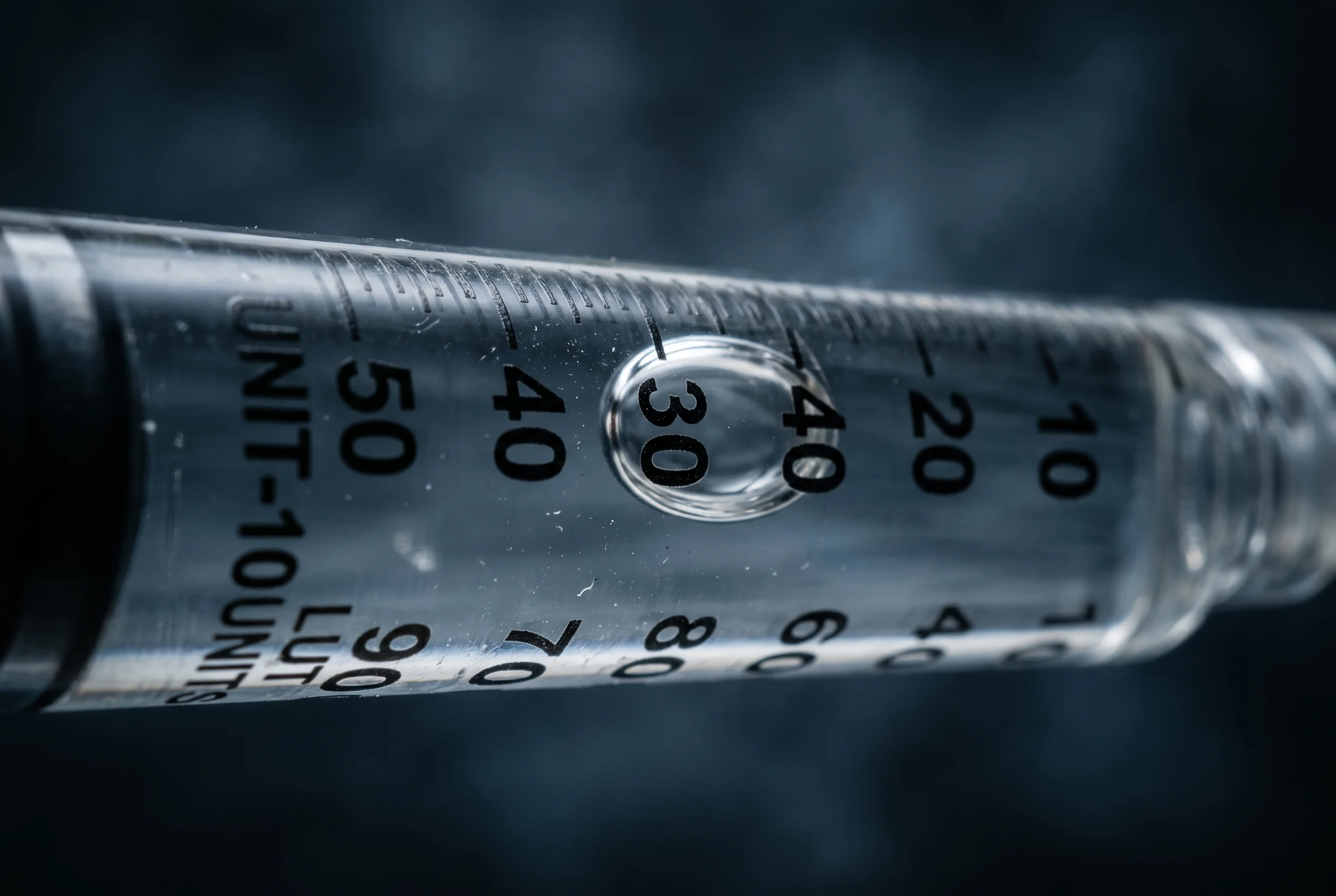 Detail stupnice inzulinové stříkačky U-100 pro odečtení dávkování peptidu